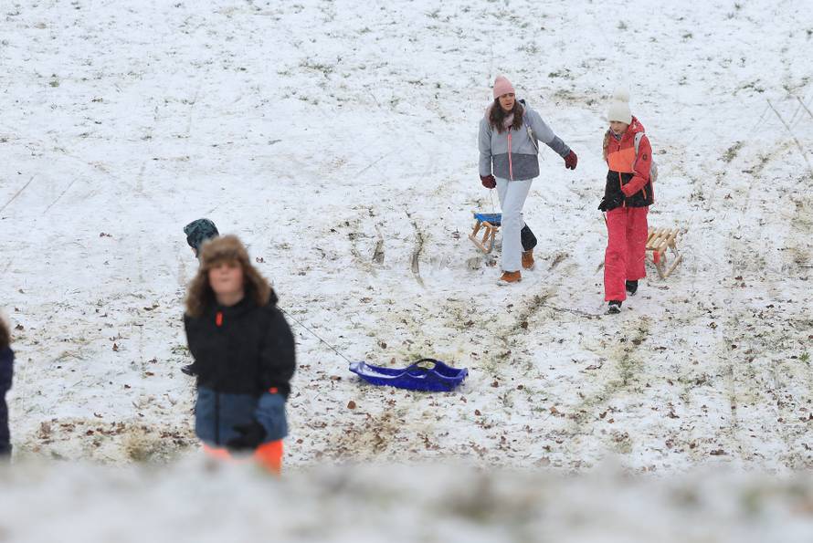 Zagreb: Maksimir, jedno od omiljenih mjesta za sanjkanje, grudanje ili šetnju po snijegu