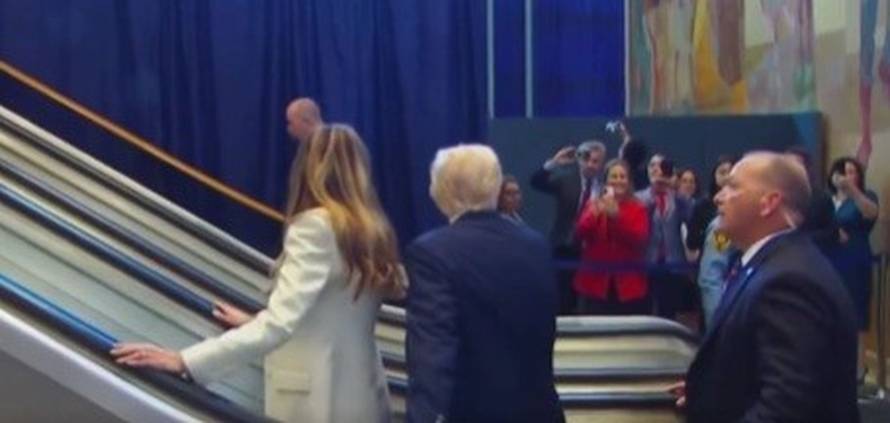 'Zavjera pokretnih štengi': Trump traži uhićenja nakon što je ostao zarobljen s Melanijom