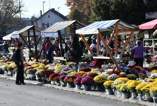 Slavonski Brod: Uoči blagdana Svih svetih građani posjećuju i uređuju grobove svojih najmilijih