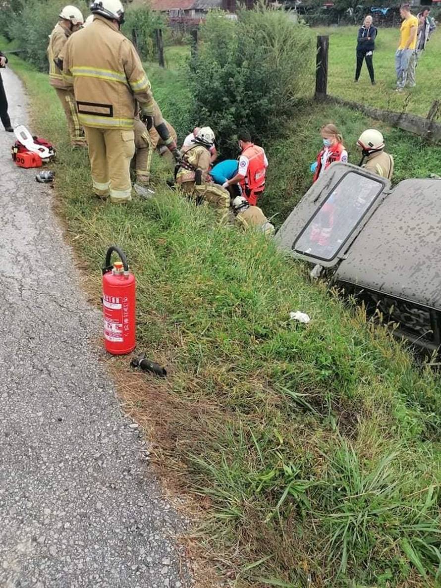 Teretni vlak naletio na auto kod Varaždina, dvoje ljudi u bolnici