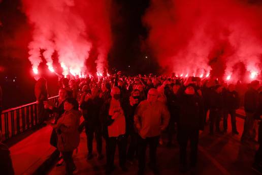 Otkrivanje murala Miše Hrastova popraćeno bakljadom