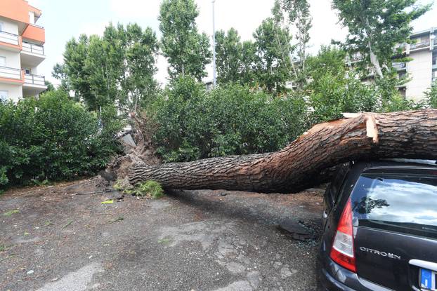 Oluja pogodila Rim, velika šteta u gradu