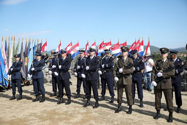 Knin: Podignuta zastava na Kinskoj tvrđavi 