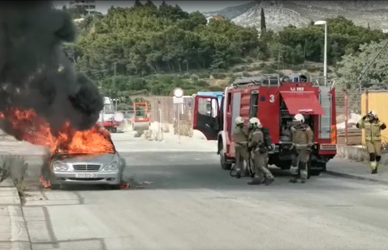 VIDEO Izgorio Mercedes u Splitu: 'Mladići su vidjeli dim dok su se vozili, istrčali su van'