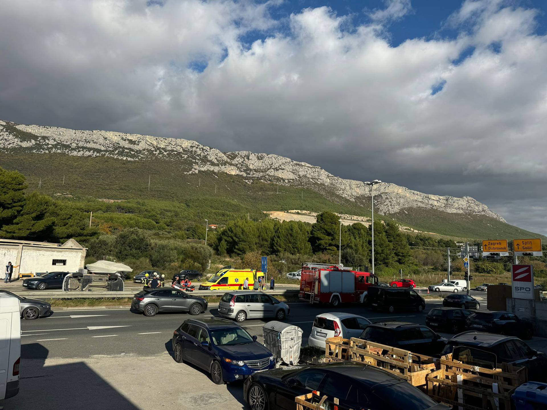 FOTO Auto u nesreći kod Kaštel Sućurca završio na boku: 'Jedan vozač ozlijeđen, staklo posuvda'