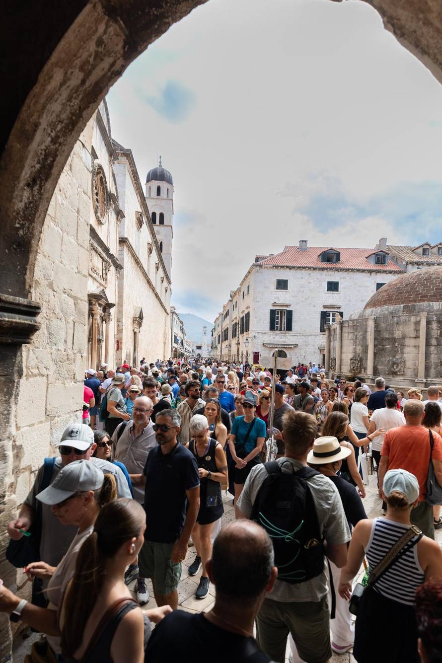 Dubrovnik: Stara gradska jezgra puna je turista 