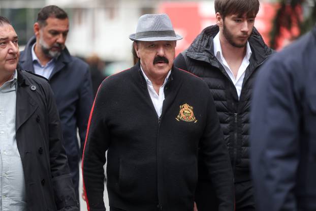 Sarajevo: Dolazak uzvanika na komemoraciju za Halida Bešlića u Narodno pozorište