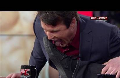 Baš kao što je i obećao: UFC borac kolegi polizao cipelu