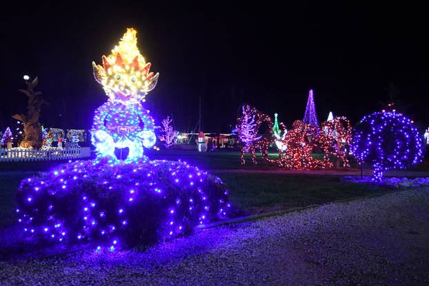 Grabovnica: Započela božićna čarolija svjetla obitelji Salaj