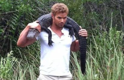 Prekrasan mu je: Kellan Lutz na ramenima je nosio aligatora