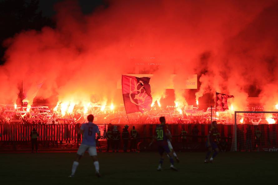 Vinkovci: Torcida bakljama gađala navijače Cibalije
