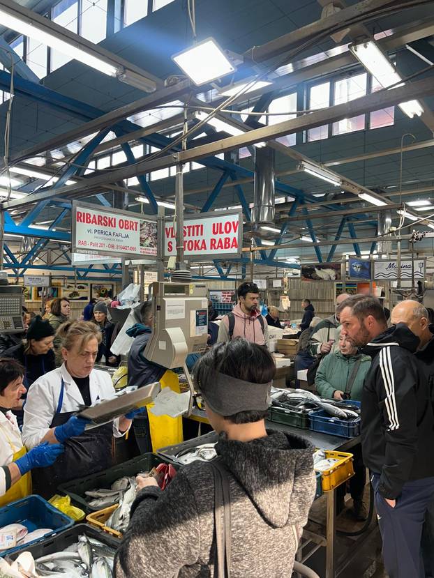 FOTO Građani šokirani! Za kilu janjetine 20 eura, rajčice po 7, a orada na Dolcu čak 28 eura