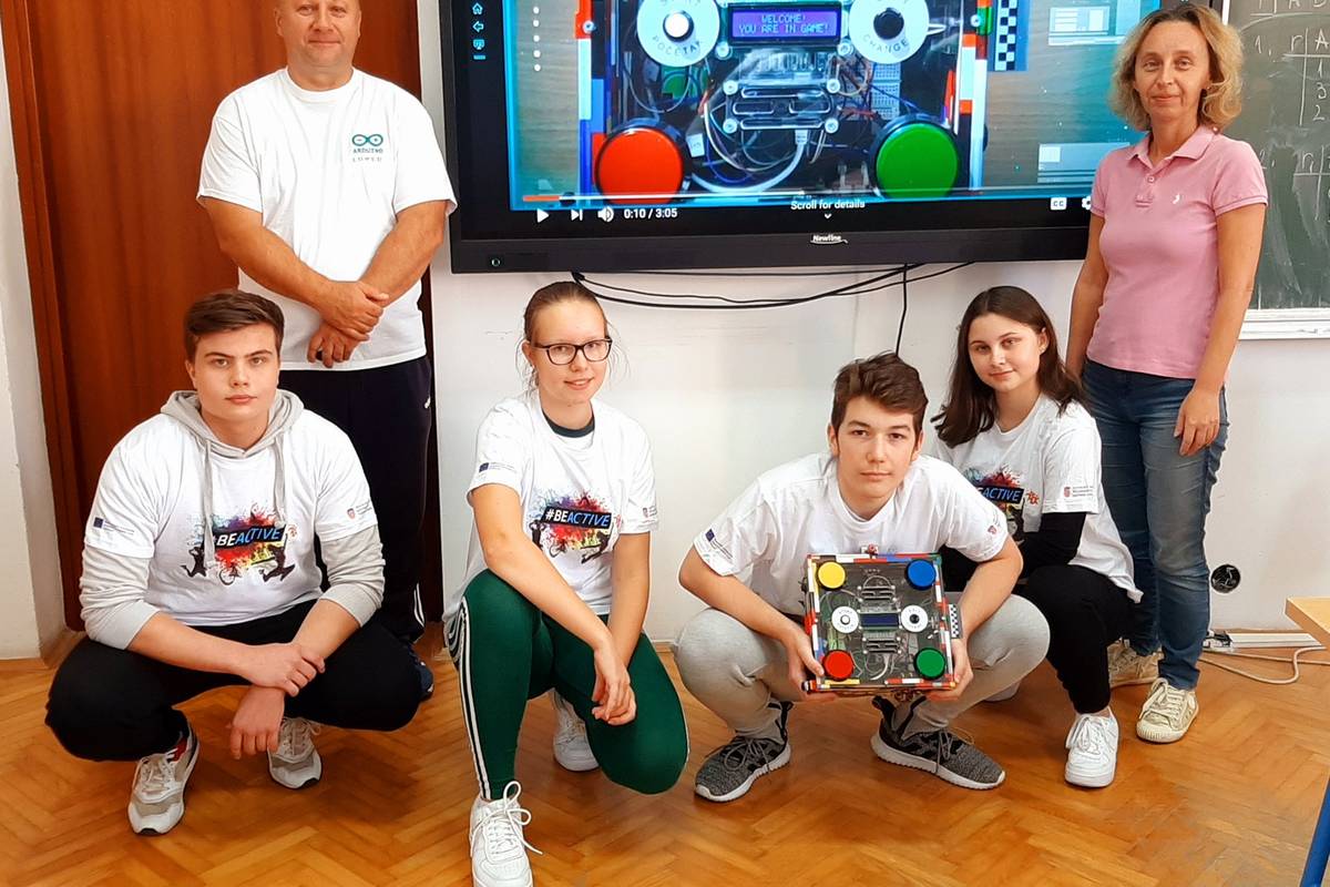 Zlatne vukovarske robotičare okupili su nastavnik tjelesnog i profesorica informatike