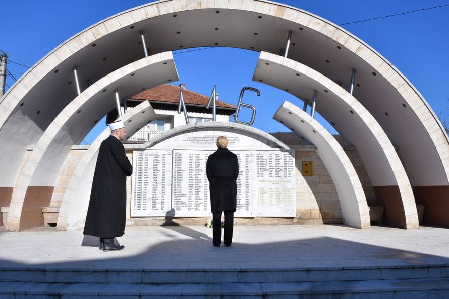 Kolinda posjetila Ahmiće pa se poklonila bošnjačkim žrtvama