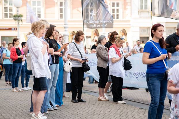 Zagreb: Javna okupljanja „Molitva krunice“ i „Ustani za slobodu“ istovremeno na Trgu