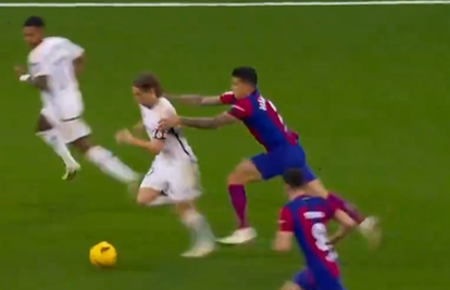 VIDEO Igrač Barcelone vukao je Modrića i pokušavao ga srušiti, a onda se pošteno osramotio...