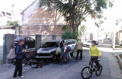 U noći se zapalila Opel Astra i potpuno izgorjela