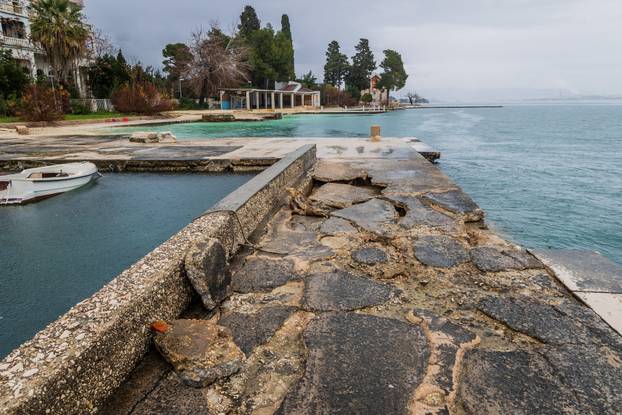 Šteta na rivi u Kaštel Starom nakon olujnog nevremena