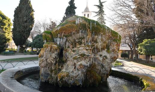 FOTO Ledene sige ukrasile &zcaron;ivu fontanu koja raste u &Scaron;ibeniku