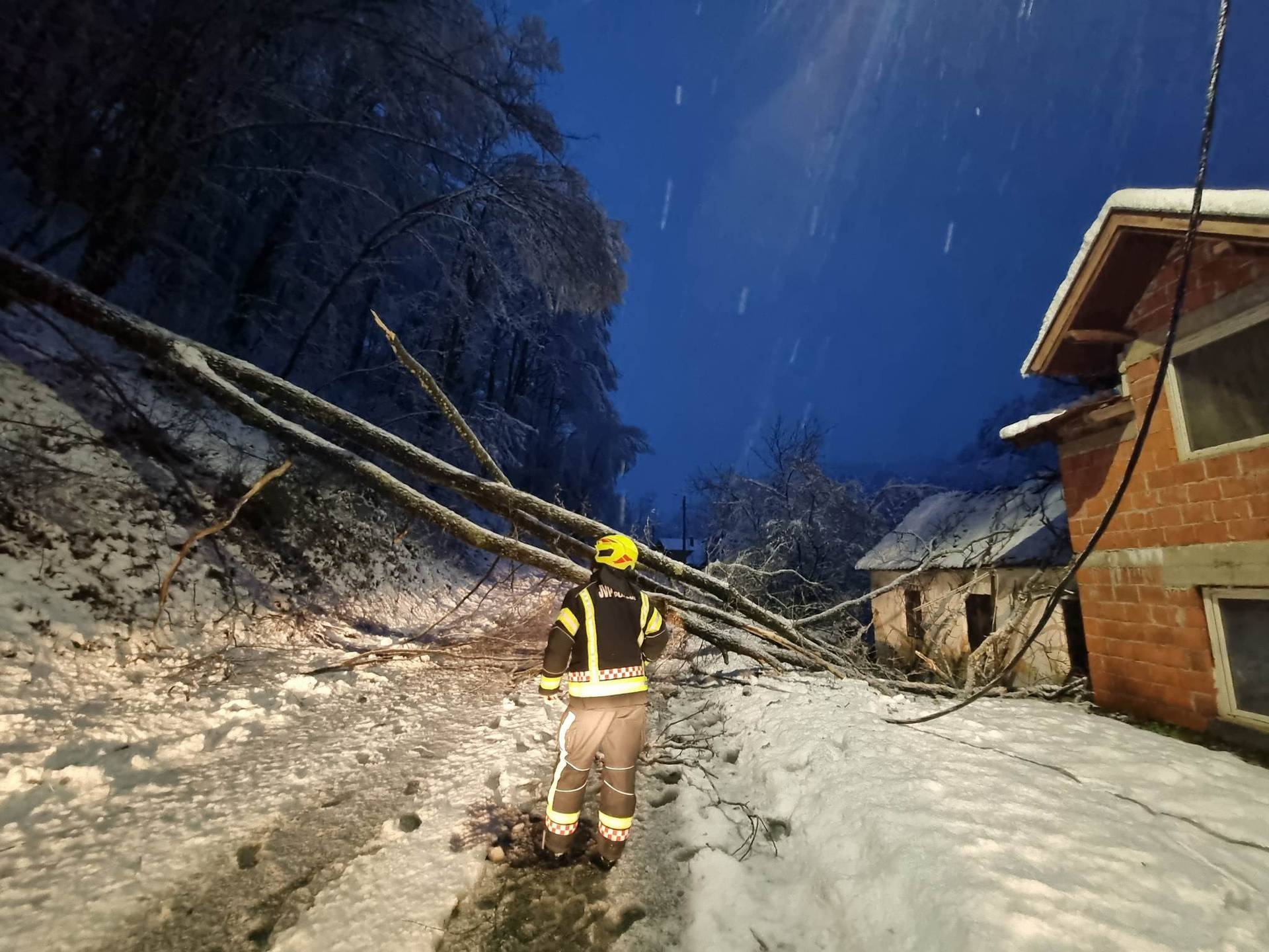 Posljedice vjetra, kiše i snijega u Hrvatskoj: Padala su stabla, nestalo struje, oštećeni auti...