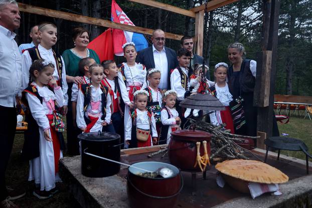 FOTO Dani komina, pure i brozina: Tijarica proslavila dane tradicije unatoč lošem vremenu