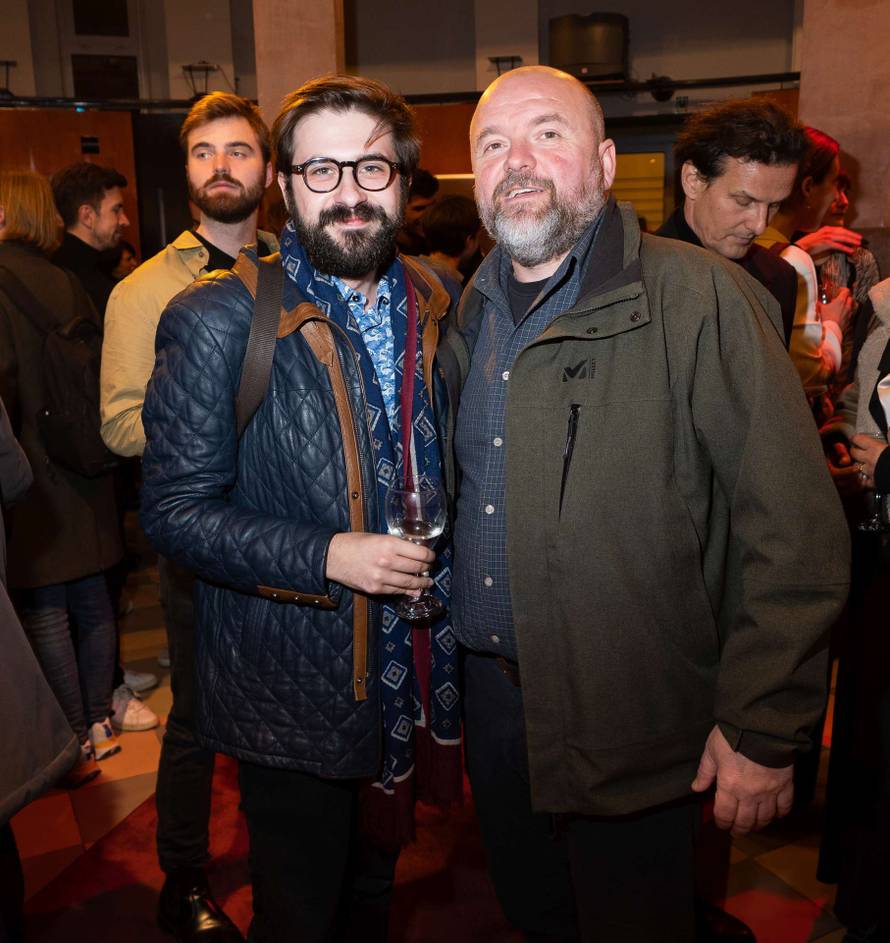 Glumac Hrvoje Kečkeš proslavio rođendan na premijeri komedije 'Ožalošćena porodica'