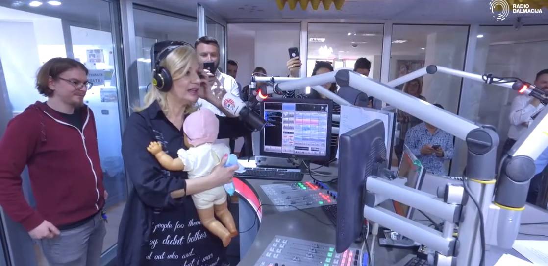 Amulić pokazao da je spreman: Na radiju mijenjao bebi pelene