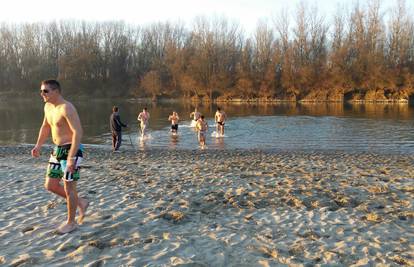 Pravi božićni kupanac: Brčkali su se u rijeci Dravi pola sata 