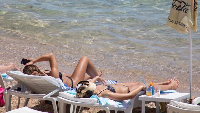 Plaže u Splitu i Dubrovniku pune turista koji hvataju sunce