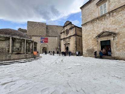 FOTO Zabijelio se Stradun! Tuča pretvorila dubrovačke ulice u ledene potoke, čiste lopatama