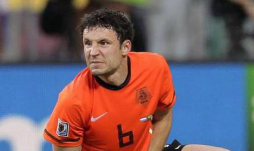 Kapetan Mark Van Bommel brani izbačenog De Jonga