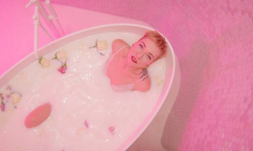 Remi je u spotu za novu pjesmu otkrila tko je njen partner!