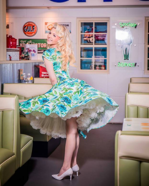 FOTO Mlada ljepotica obožava vintage stil - u retro krpicama donosi seksepil iz 1950-ih