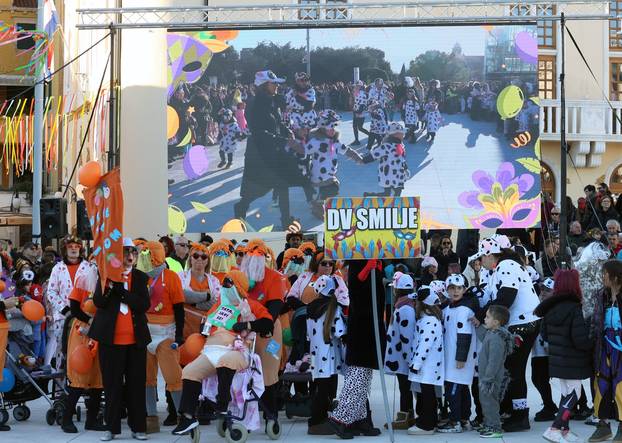 Šibenik: Maškarana povorka Šibenskog krnjevala 2026. prošetala je gradom sa 300 Dalmatinera