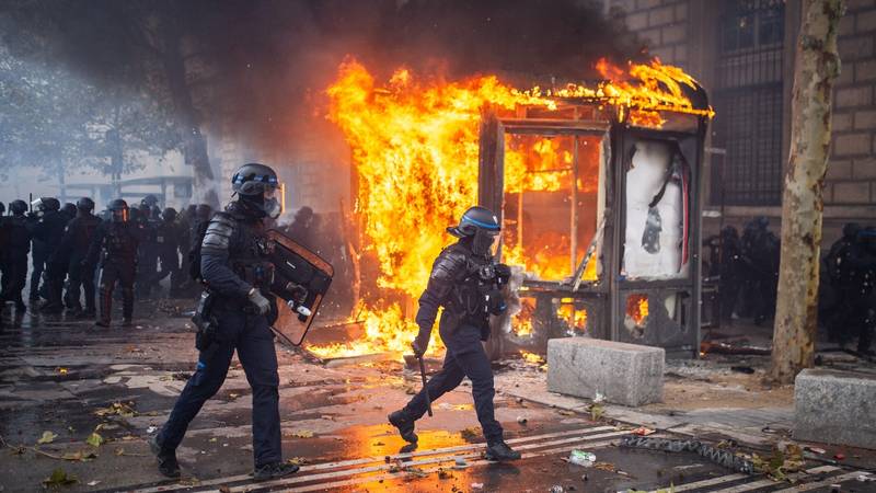 FOTO UŽASA Rat na ulicama francuskih gradova! Bande pale i pljačkaju. Zapalili i vijećnicu!