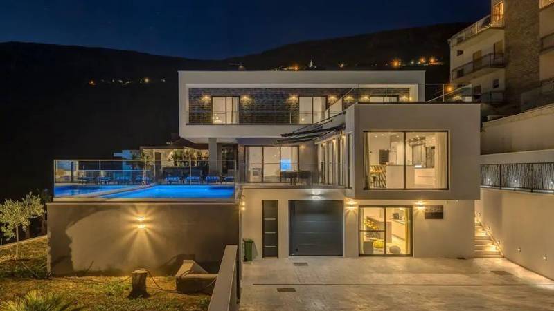 FOTO Ogromna parcela, privatni wellness i čudo od pogleda: Vila u Podstrani čeka novog vlasnika