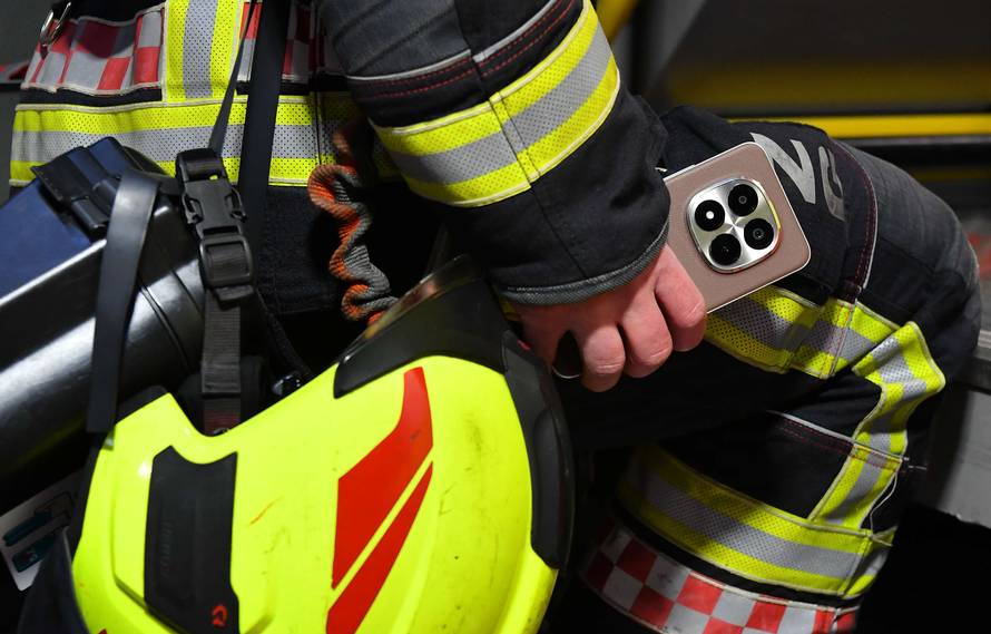 Titan otpornost za istinske heroje: vatrogasci u kampanji za novu REDMI Note 15 seriju