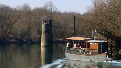 Karlovac: Počele turističke vožnje Žitnom lađom po Kupi