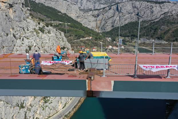 Pogled iz zraka: Spojen most u Omišu, traju zadnje pripreme za svečano otvorenje