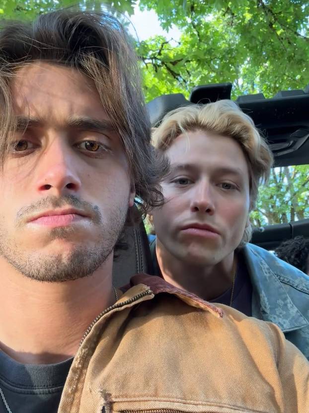 FOTO Zgodni dečki o kojima svi pričaju: Ovo je glumačka postava hit serije "Off Campus"