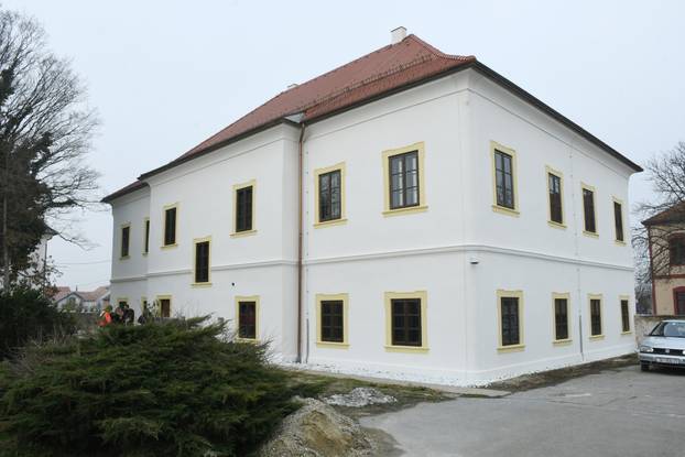 Sisak: Sisački biskup Vlado Kosić blagoslovio je župnu kuću, danas čuvaonicu župe sv. Marije Magdalene u Selima