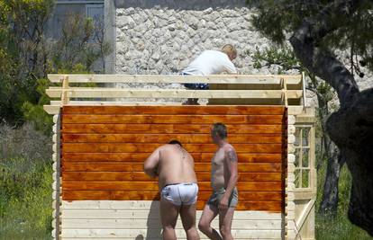 Češki turisti su tik do gradske plaže podigli montažnu kućicu