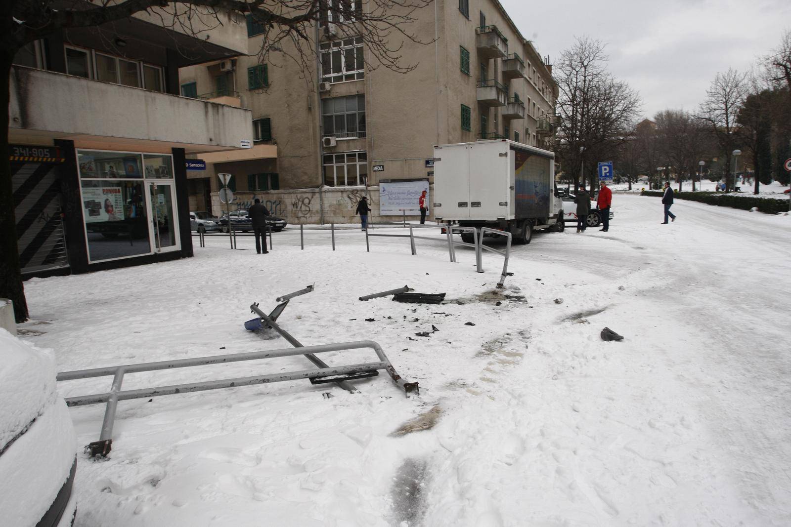 Split: Dostavno vozilo udarilo u ogradu pješa?kog prijelaza 