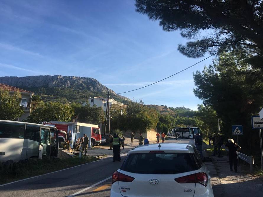 Sudarila se dva busa i auto, 14 ozlijeđenih, žena je preminula...