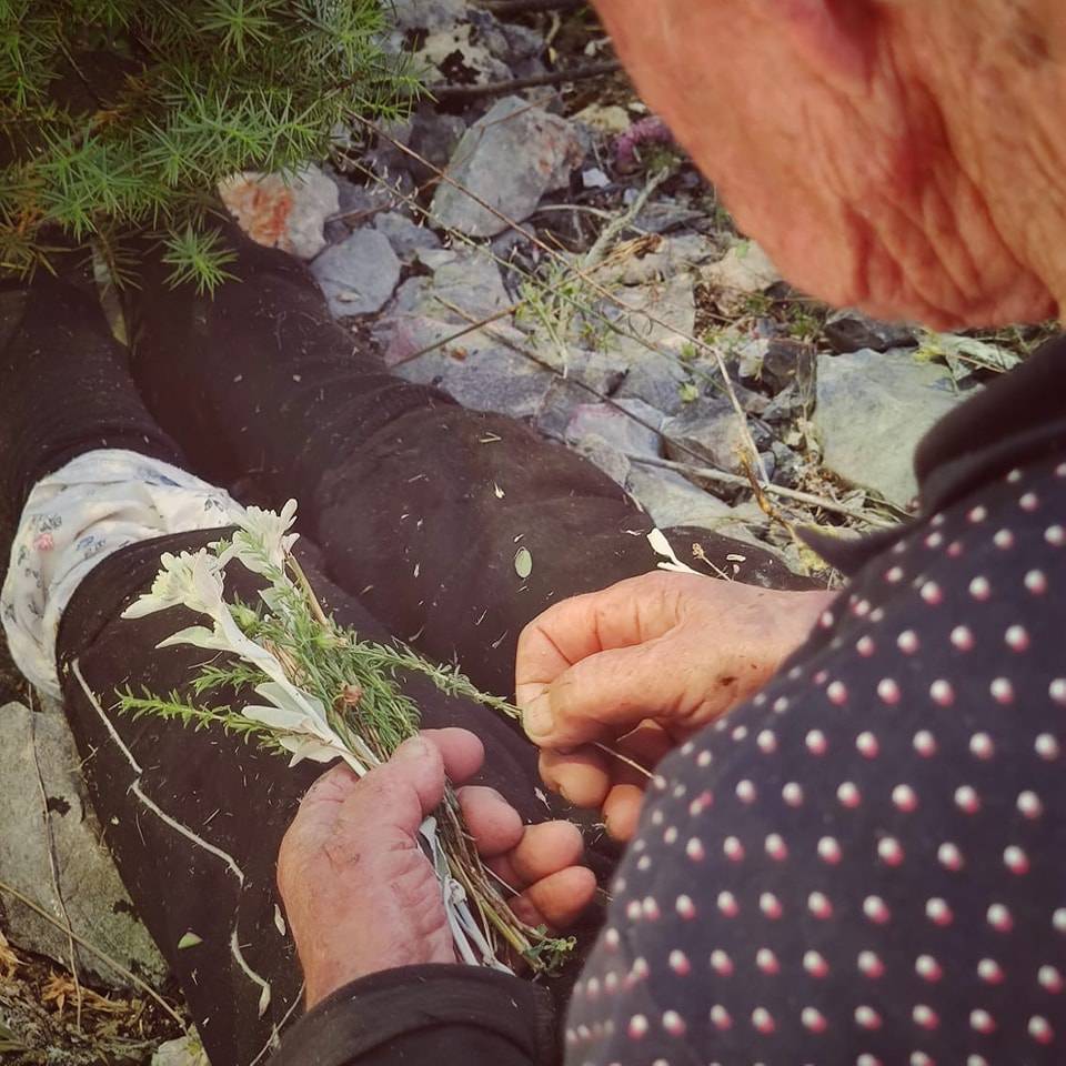 Tri dana tražili baku nestalu kod Zagvozda: Kada su je spasili u šumi, poklonila im je cvijeće...