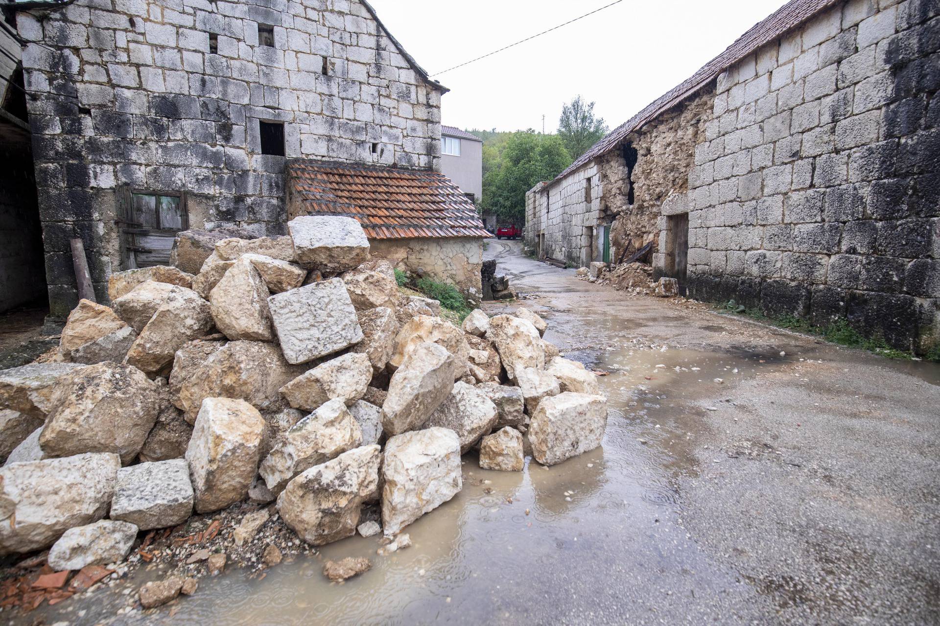 Liska: Srušen zid štale u sinoćnjem potresu