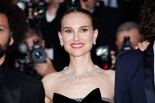 Rodila Natalie Portman (45)