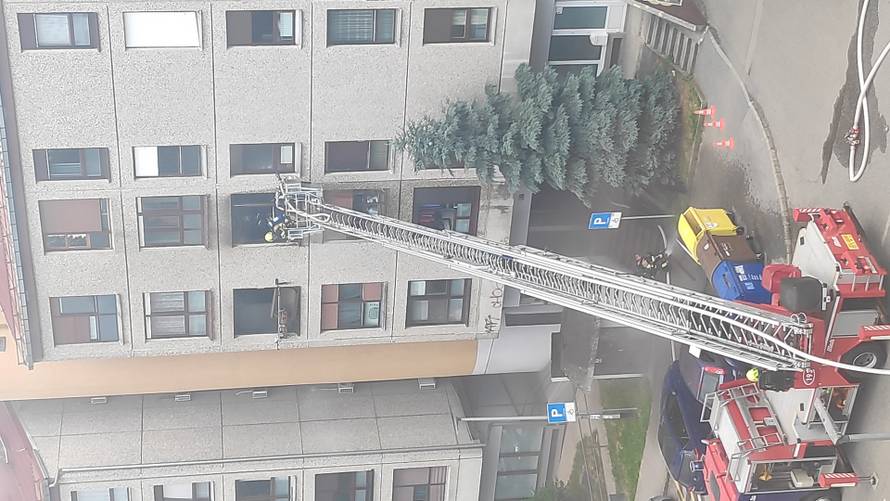 VIDEO Drama u Zagrebu: Požar na trećem katu, izvlačili djecu iz zgrade, vatrogasc porezao ruku
