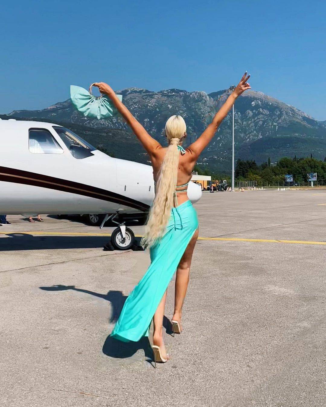 Jelena Karleuša privatnim avionom letjela na koncert u golišavom kostimu sirene