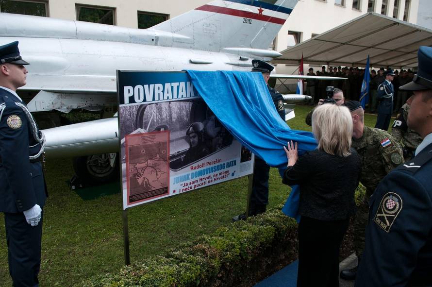 PereÅ¡inov avion koji je nakon 28 godina vraÄen u RH, izloÅ¾en ispred Ministarstva obrane